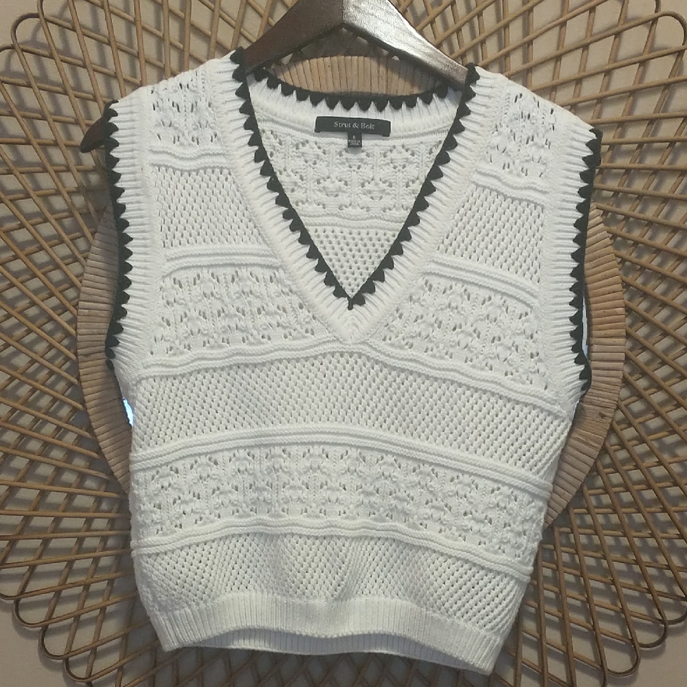 NWOT! Strut And Bolt Crocheted Sweater Vest Size Small White/Black